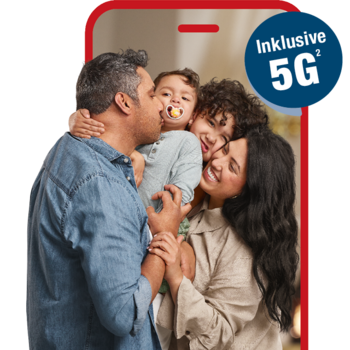 Familie mit zwei Kindern in inniger Umarmung und die Info, dass Kunden in allen Tarifen von Ortel Mobile mit 5G surfen können