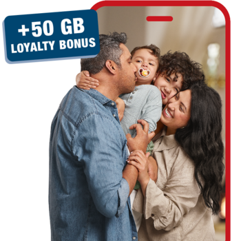 Familie mit zwei Kindern in inniger Umarmung mit Hinweis auf den Ortel Mobile Tarif Smart World XXL+ und 50 GB Treuebonus